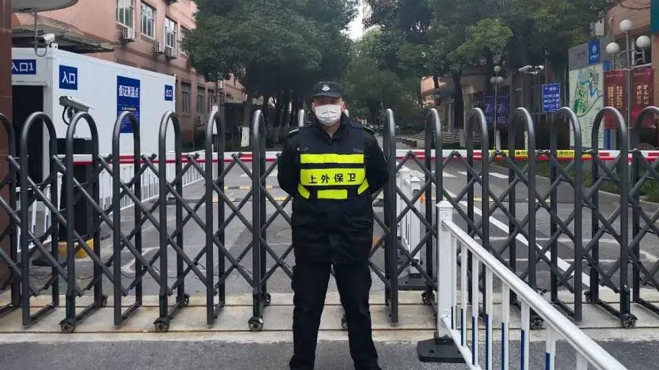 同心战疫上外保安有一种责任叫守护