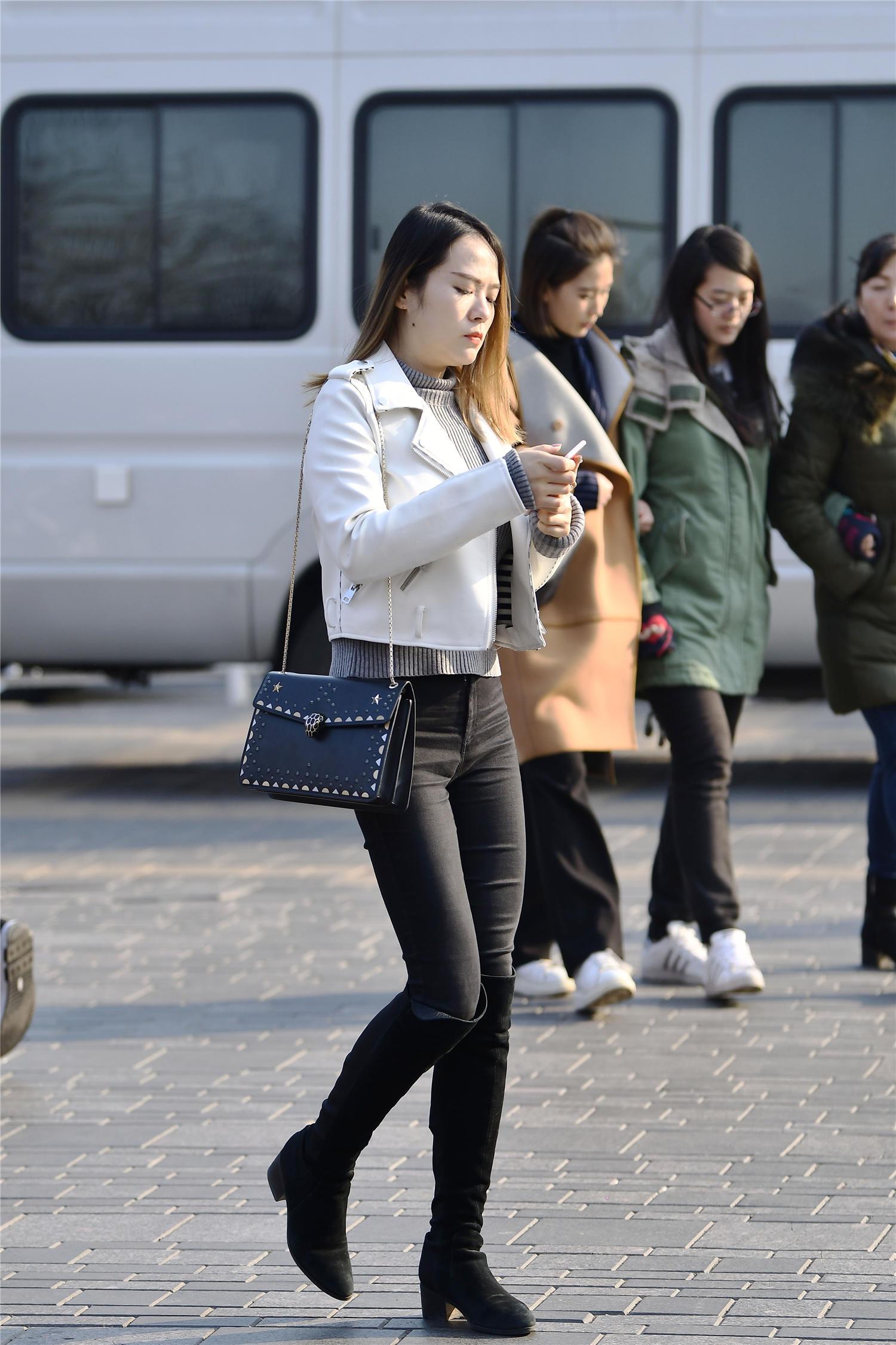 春天穿着紧身裤展现曲线美也展现出时尚美女的自信