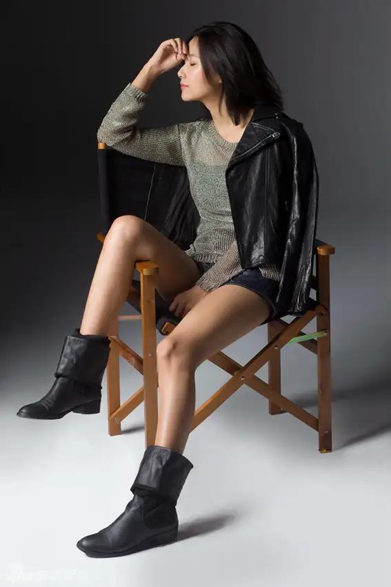 徐静蕾胖了宽松吊带遮不住腋下赘肉紧身短裤配丝袜了无时尚感