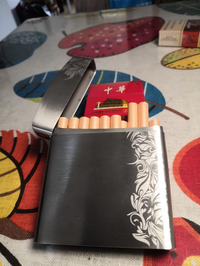 77—超酷的烟盒,男人点烟的帅气首先说的老公追我的时候手拿的