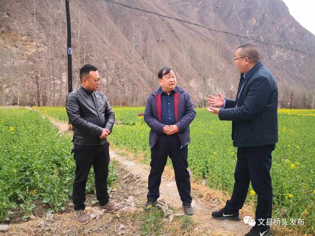 在文县任和农副产品有限公司扶贫车间,陈军实地查看了扶贫车间的运营