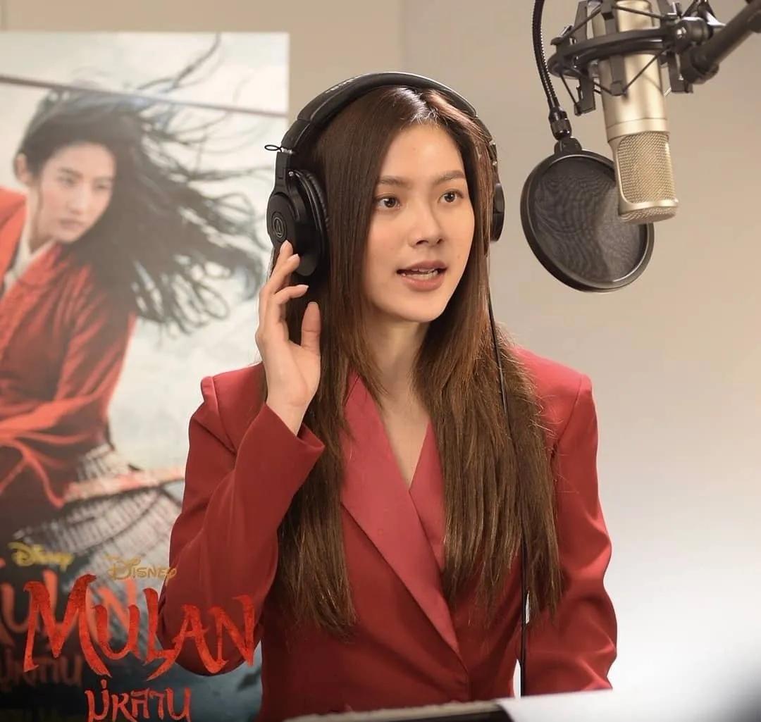 泰国女星"小水"为《花木兰》配音,红衣束发太飒,像极刘亦菲