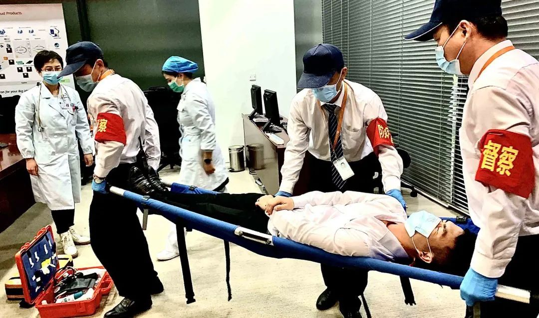 员工苏醒后,索迪斯急救人员模拟担架抬送到救护车去医院进行进一步