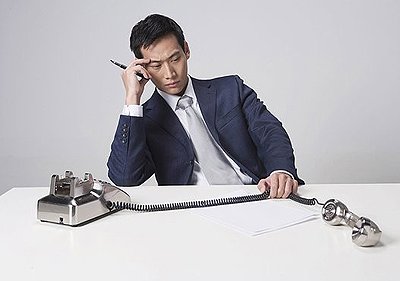 放下工作会被女人嫌弃没有工作能力,努力工作的女人就会说男人不爱她