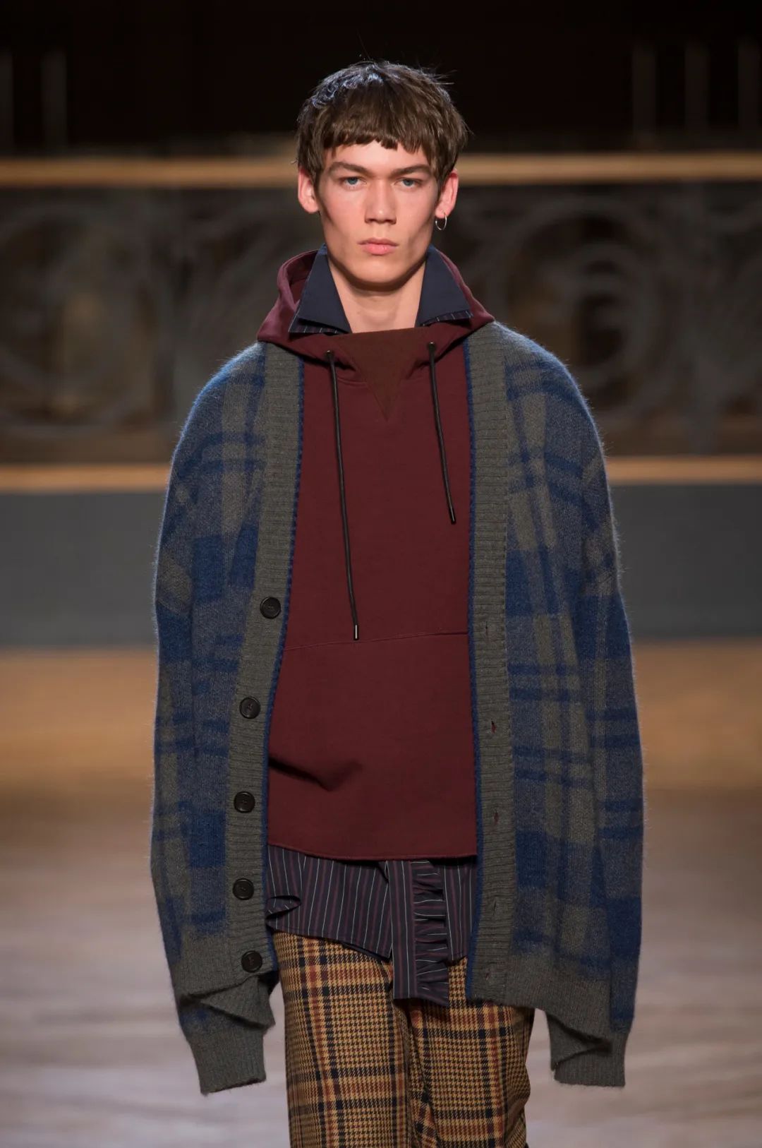 材质,款式更加多变,既能搭配不同的风格又能凹出不同的造型,跟着小编