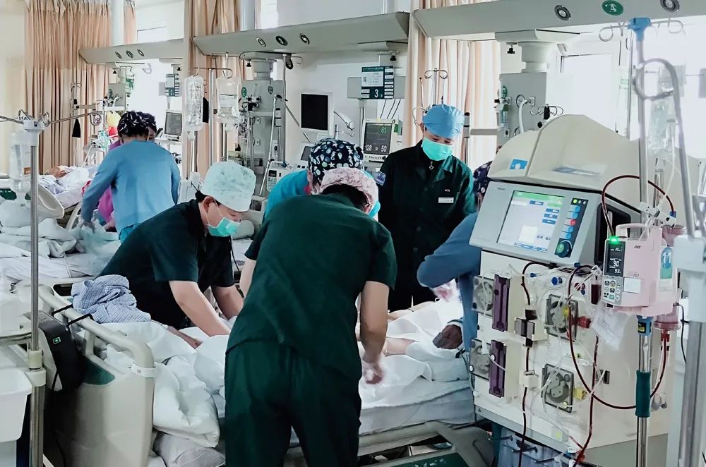 疫情肆虐纵横了中国的大江南北,因"抗疫"需要,重症医学护士长王洪波