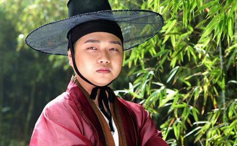还记得功夫里那个露着pp洗头的男人吗现在变成这样