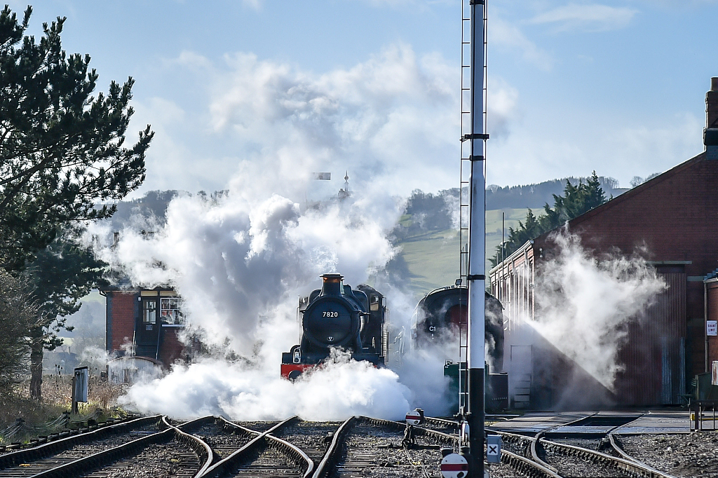 英国古老蒸汽机车老当益壮02两地间往来运输旅客