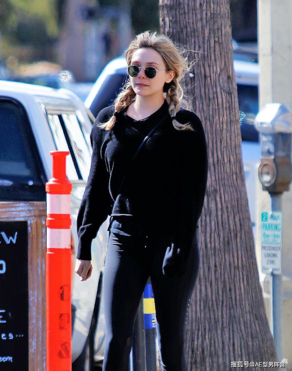 31岁奥妹伊丽莎白奥尔森近照双马尾纯素颜婉如18岁少女