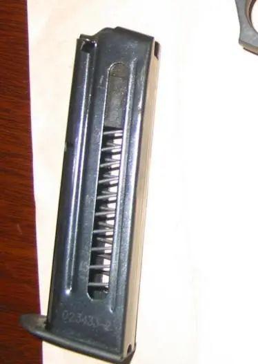 中国警察习惯少装几发子弹弹簧质量差弹匣装满子弹可能就坏了