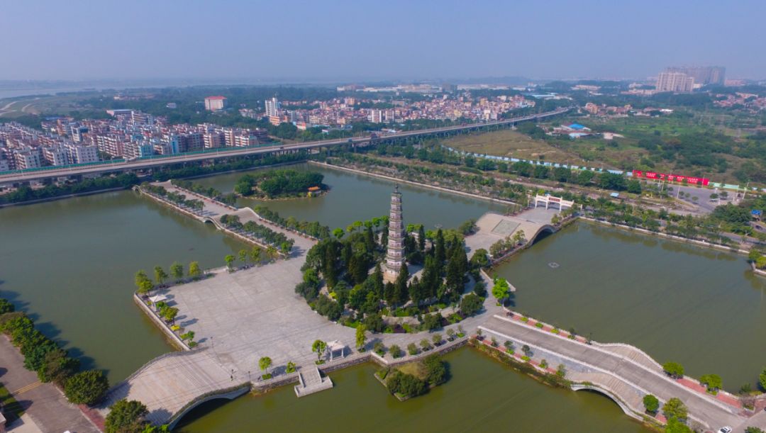 文塔公园西南公园的骨架为山水园林格局,亭子,小桥遍布,杨柳依依,放眼