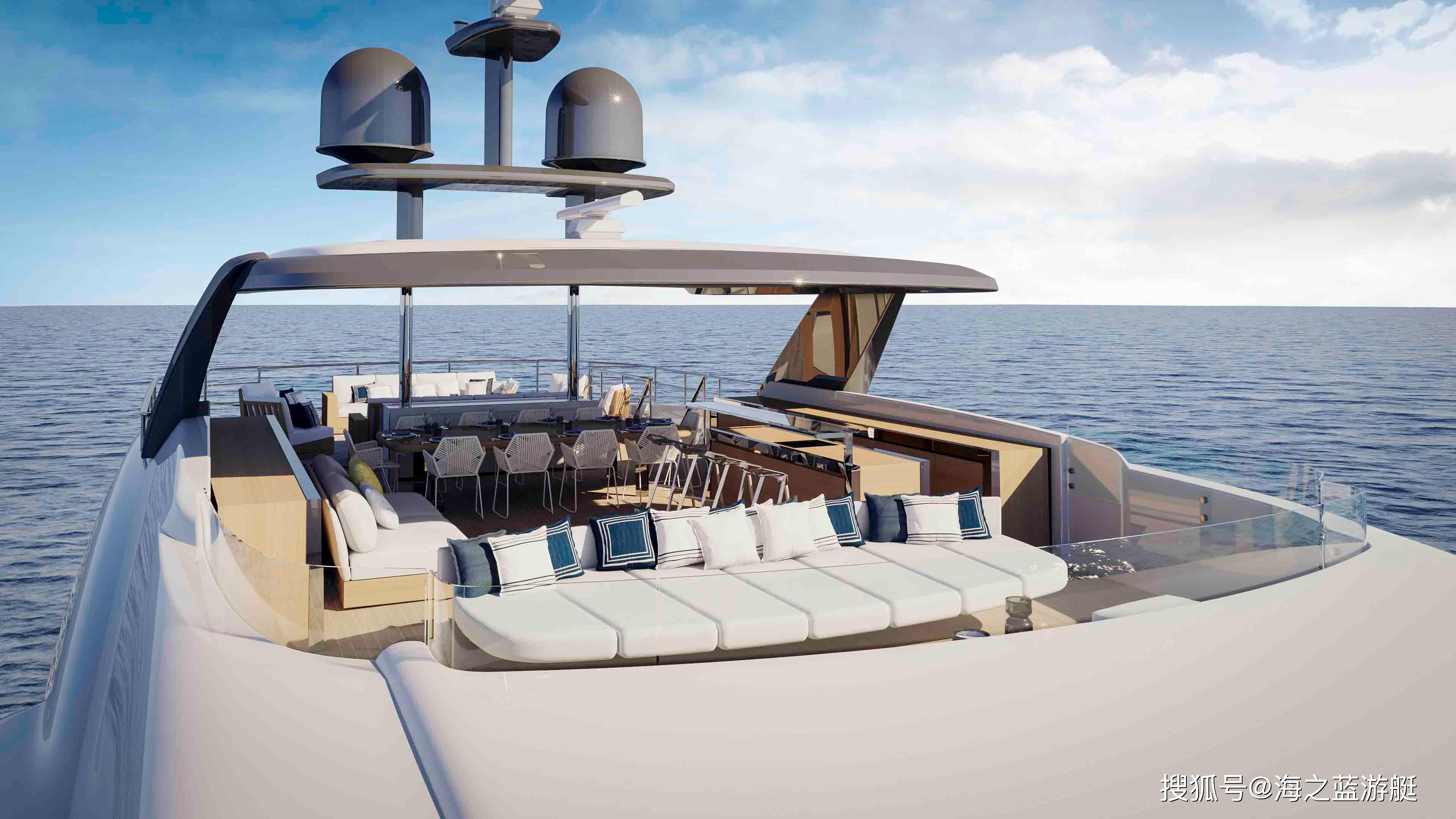 上层甲板游艇的外观设计与贝尼蒂室内设计互相辉映,强调细节及歌颂