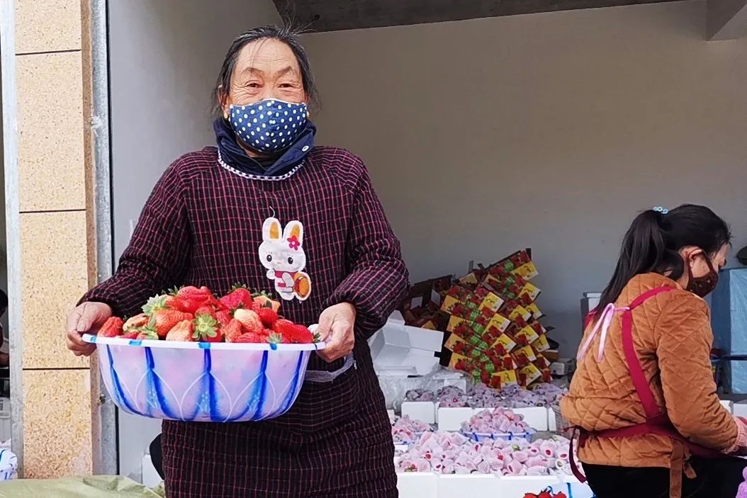半天售出12万斤苹果 279家京东扶贫特产馆破解农产品滞销难题