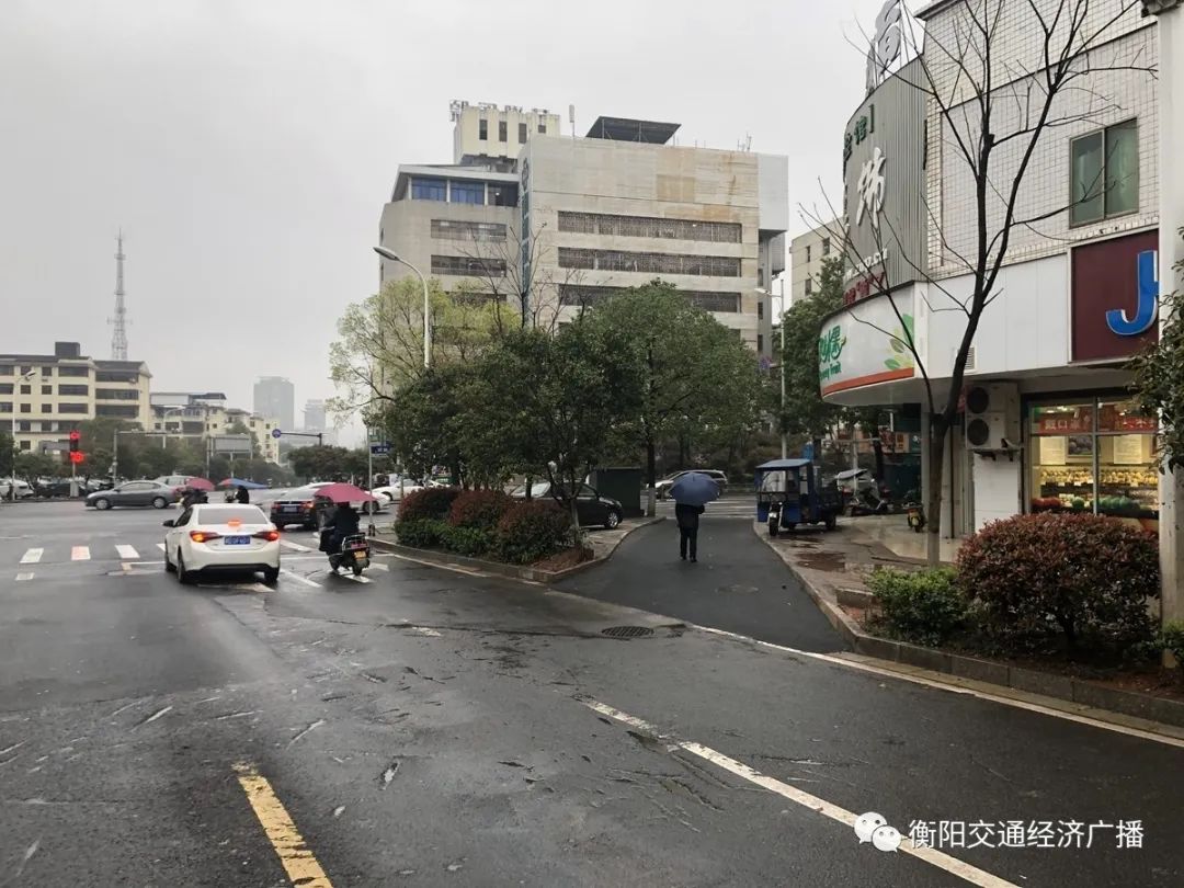 衡阳车主解放大道红湘路口两条右转车道通车啦