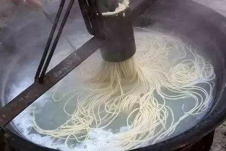 办大事的压饸饹是个群体分工流程,最少需要六人.