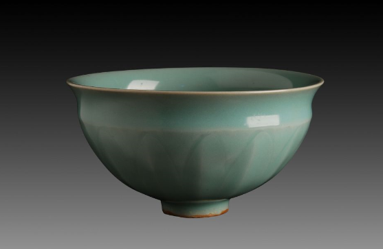 龙泉莲瓣束口碗