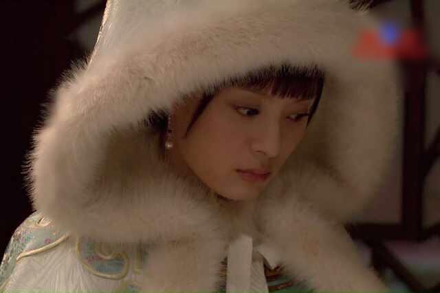 《后宫甄嬛传》孙俪饰演的甄嬛深宫嫔妃美丽又迷人,身穿斗篷最是那