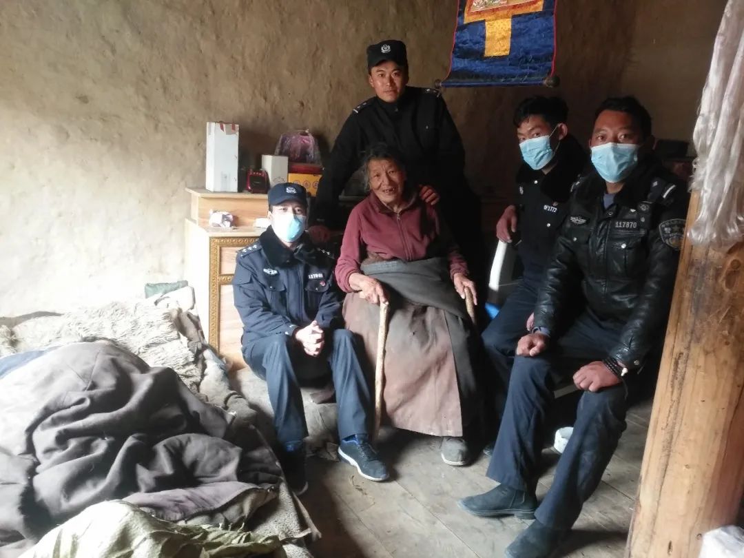暖心73岁的呷绒阿妈和她的4个警察儿子