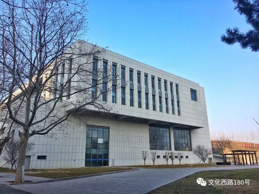 图书馆主要以学生生活区为主今天发一组近期拍的校园照片是不是开始