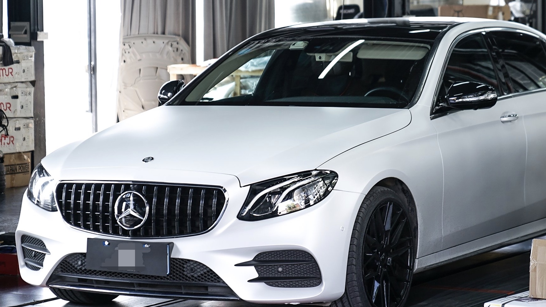 奔驰陶瓷白贴膜改色效果图