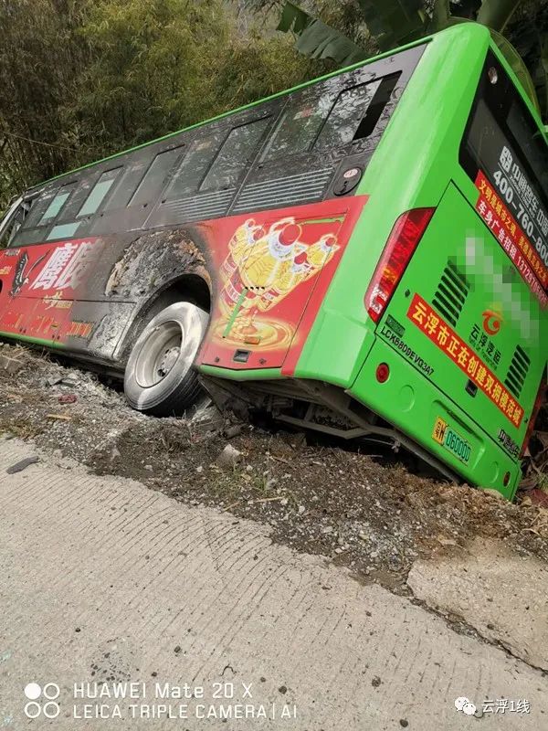 云浮一公交车冲落坑着火,车上乘客怎么样?很多人还没看你真相!