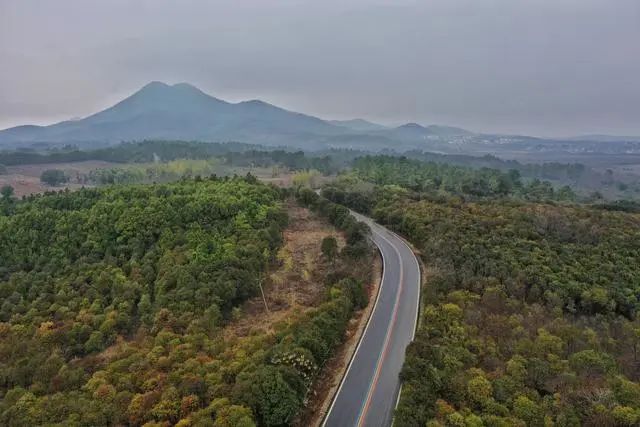 從這裡左拐上烈山路,這段路是彩虹路,也就是正牌溧陽一號公路,沿大溪