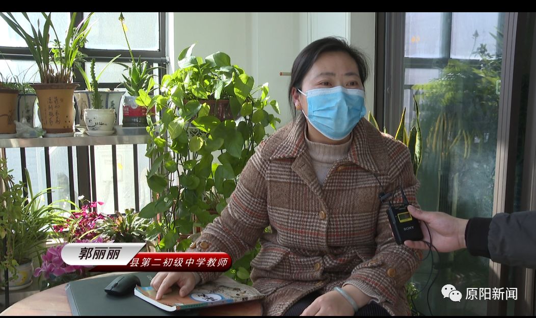 原阳县第二初级中学八(1)班的语文老师郭丽丽正在家里通过钉钉直播为