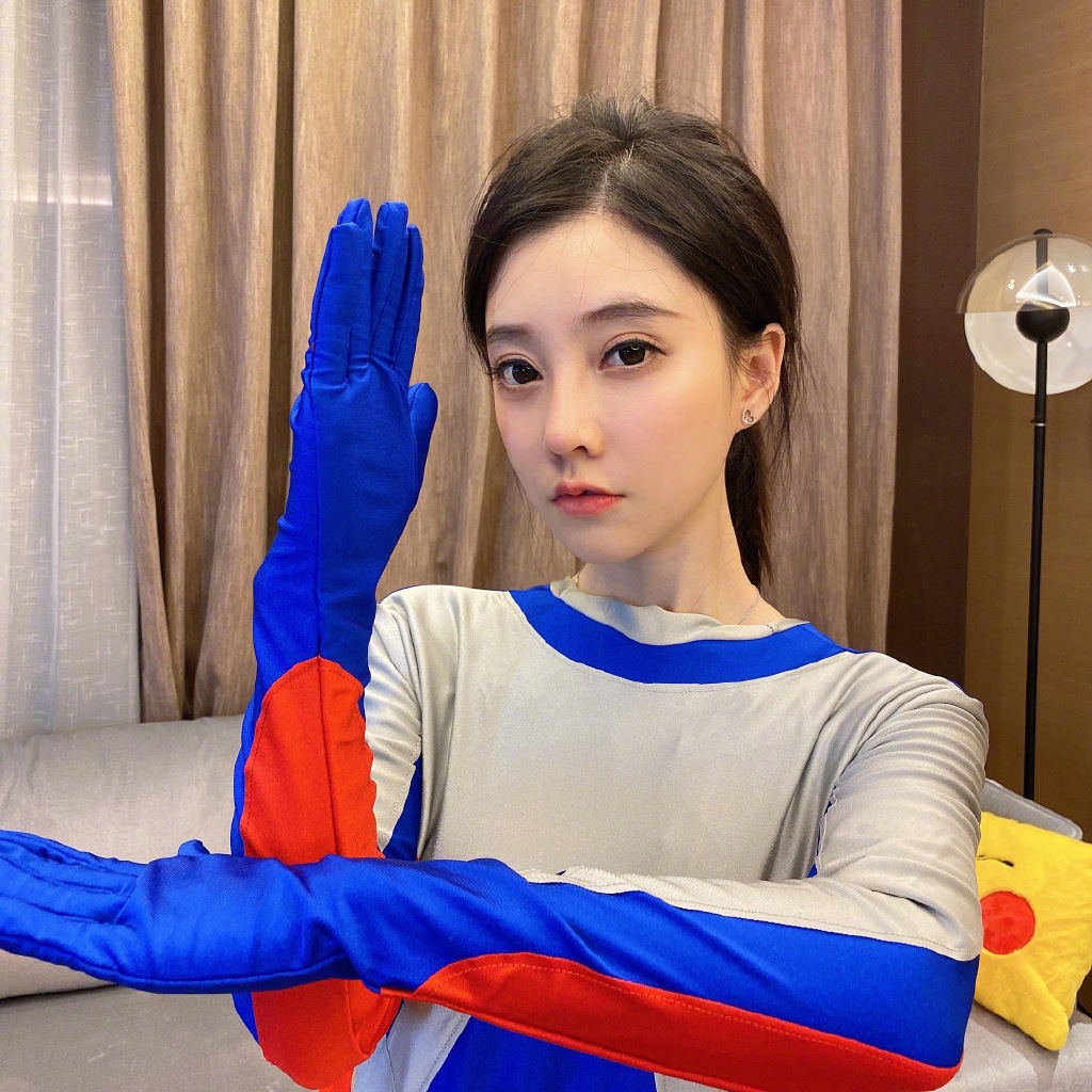 1/6近日,29岁冯提莫更新社交媒体,晒出自己的超人