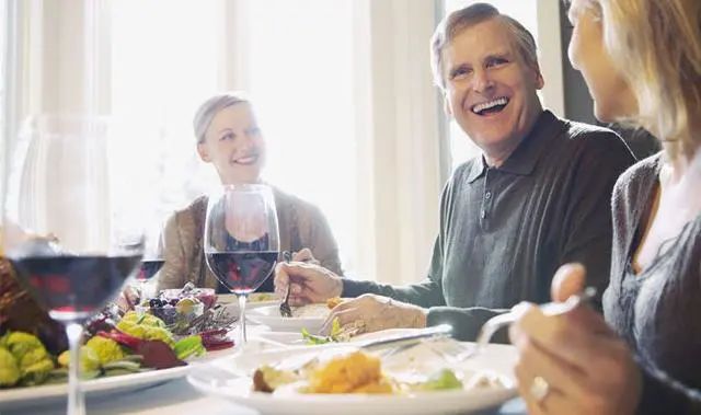 你懂坐次点菜喝酒倒茶的禁忌吗中国餐桌礼仪大全