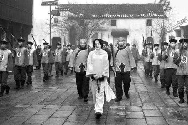 秋瑾行刑前提3个请求,监斩官含泪自尽,她的子女后来过得如何?_徐锡麟