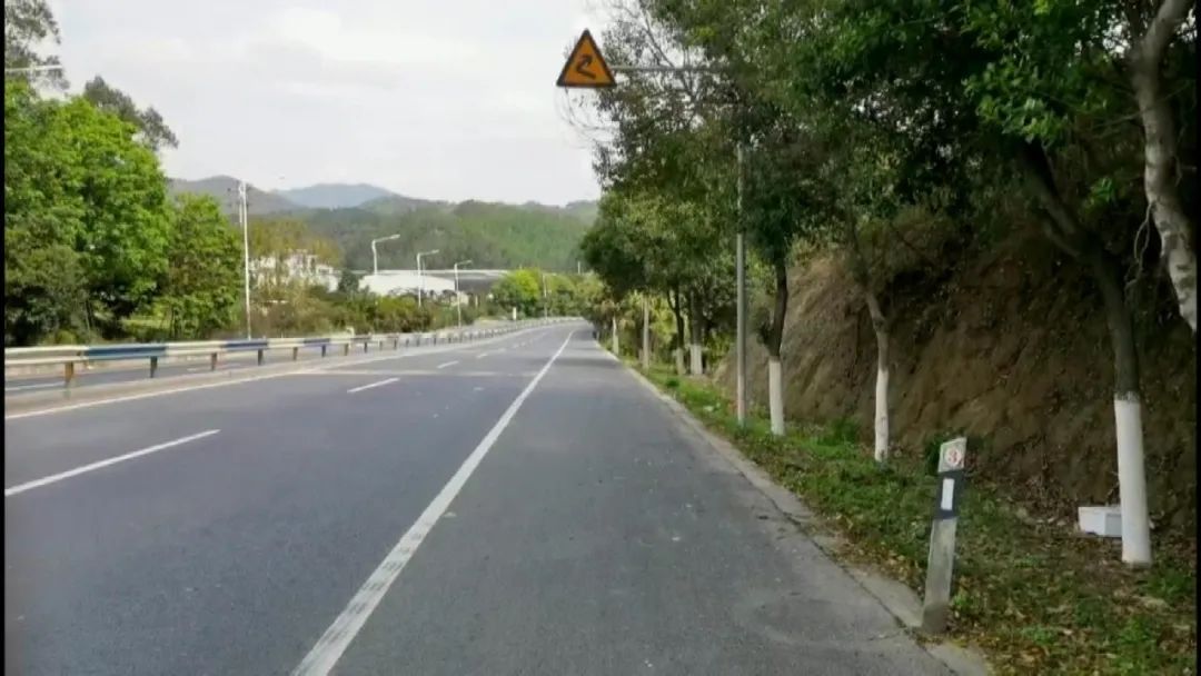 福建324国道发现了一名弃婴全身脏兮兮的衣服全部都是湿的小孩子全身