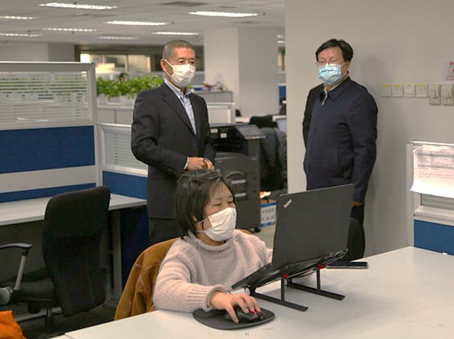 徐华陪同中注协秘书长舒惠好(右一)参观致同北京办公室工作现场,并与