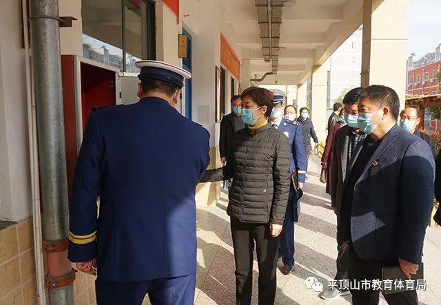 刘颖在检查学校安全工作时指出统筹做好疫情防控和安全管理