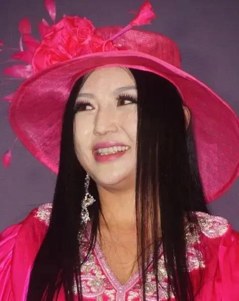 原创还记得头戴红花的快男评委杨二车娜姆吗如今她过得怎么样了