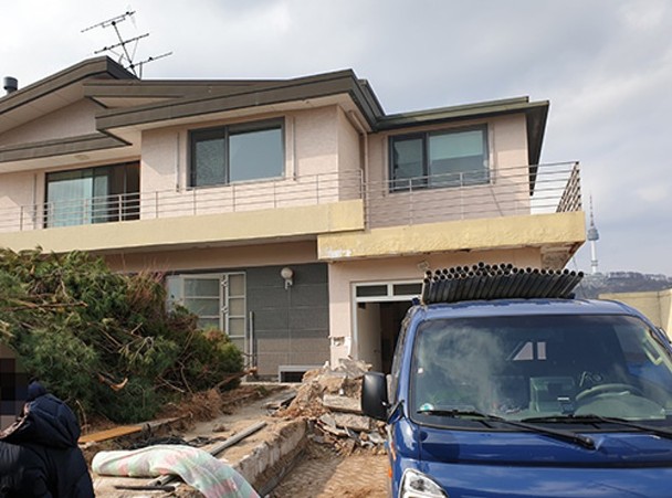 宋仲基去年宣布离婚,梨泰院独立屋进行拆除重建
