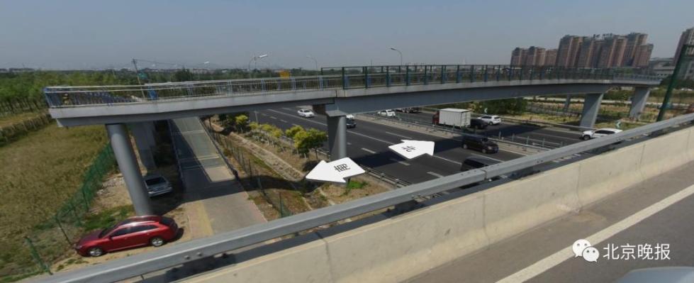 又有小轿车开上过街天桥北京警方已开展调查