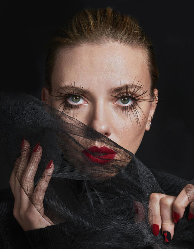 36岁斯嘉丽·约翰逊烈,烈艳红唇加海胆睫毛妆,超酷"黑寡妇"造势