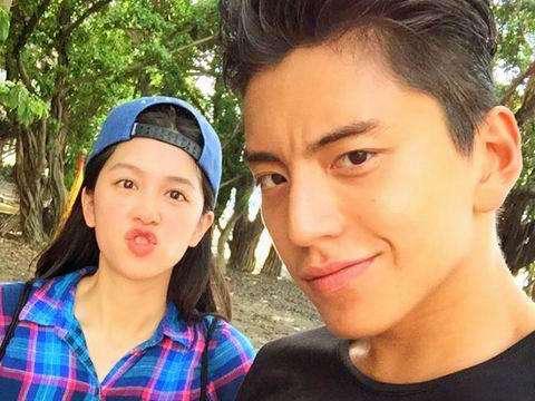 原创洪金宝次子洪天祥与27岁女友太幸福甜蜜游公园相恋3年仍恩爱