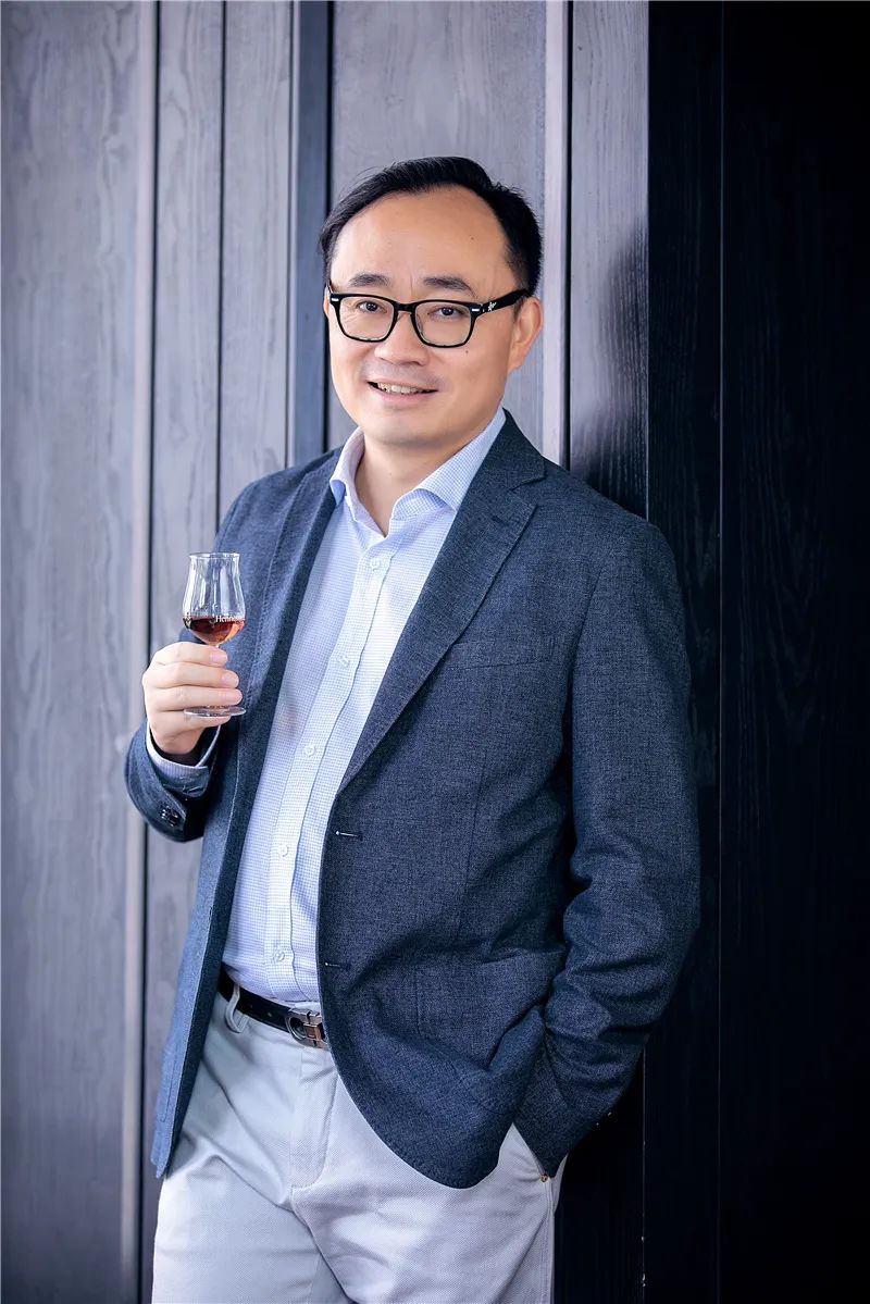 闫涛,美食评论家,target杂志专栏作者疫情期间餐饮业进入了至暗时刻