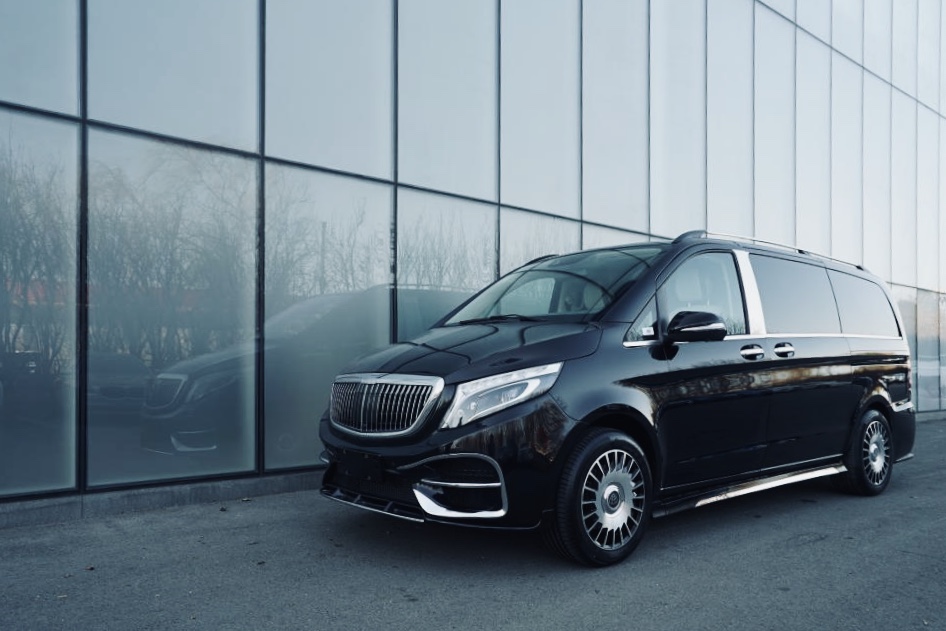 后备箱上方有"maybach"字母标识,车头和车尾处都拥有迈巴赫一贯的标志