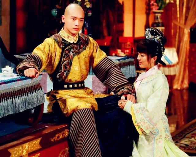 她一手将皇帝抚养长大皇帝登基后封为贵妃相差17岁一生受宠