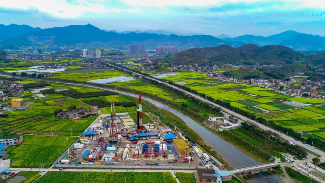 定了一起去看春天的模样