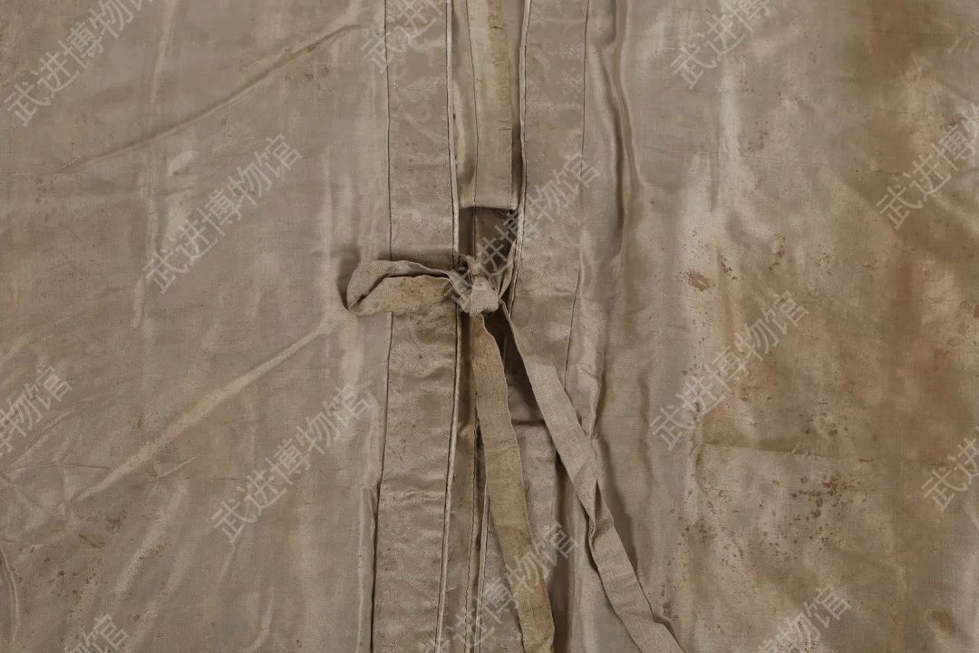 出土国家三级文物如意云花缎织金襕折裥单裙明(1368年—1644年)长103