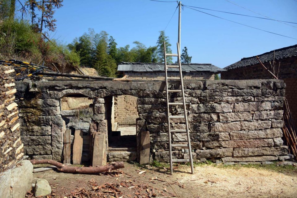 山村老人住土砖屋蜜蜂养在窗户上看看咋回事