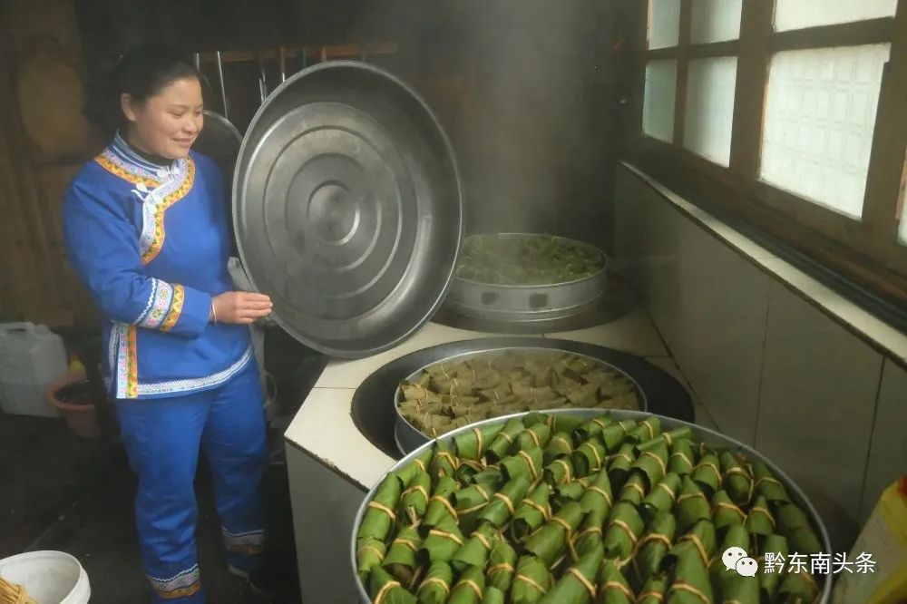 天柱侗家女热卖卖三月粑走上致富路