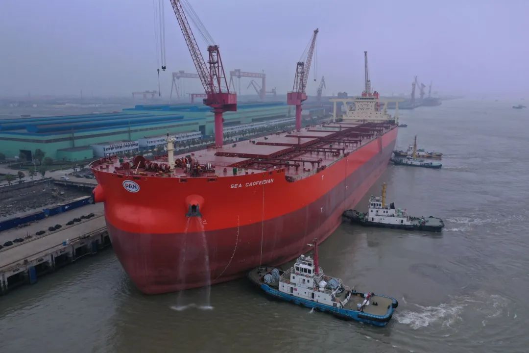 【看点】32.5万吨新造矿砂船引航出江_曹妃甸