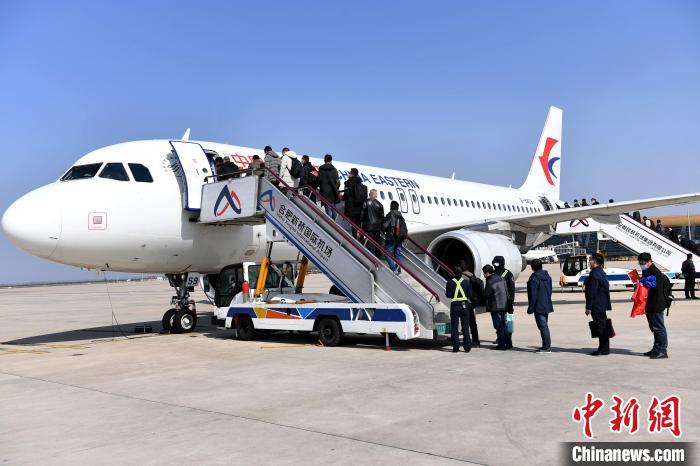 新桥国际机场,搭乘包机mu2068航班的148名劳务输出人员正在排队登机