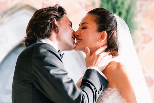 香港名模周汶锜老公背妻偷食,在家门口当街热吻,法国男人的浪漫?