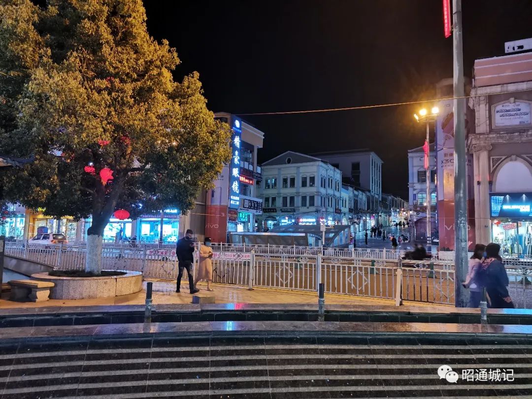 昭通陡街西街青年路大小店铺陆续开业了你要的小吃百货都有啦