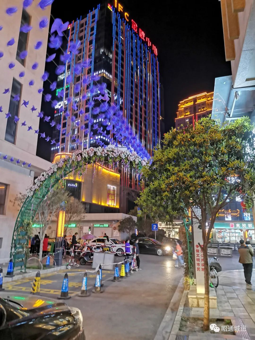 昭通陡街西街青年路大小店铺陆续开业了你要的小吃百货都有啦